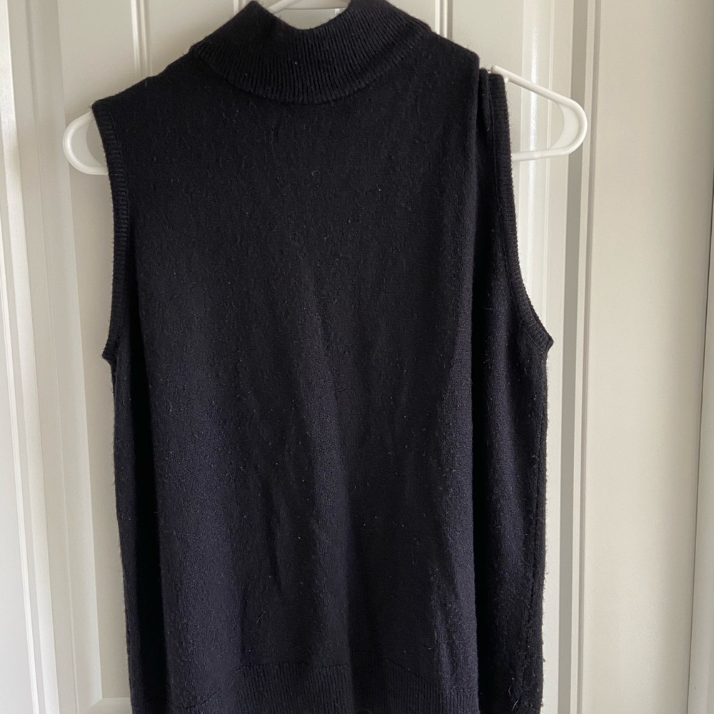High necked sleeveless blouse